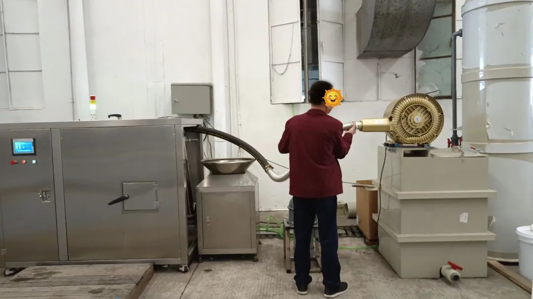 餐廚垃圾處理設備結(jié)合<a href='/' style='color: blue;' target='_blank'>工業(yè)除臭劑</a>實現(xiàn)系統(tǒng)除臭.jpg