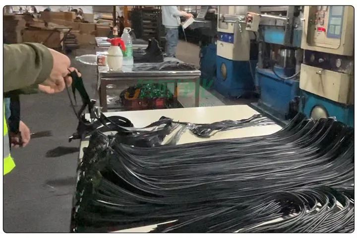 橡膠配件加工廠氣味難聞,傷害人體;廢氣除臭用Dejing的凈?!.jpg 橡膠配件加工廠氣味難聞,傷害人體;廢氣除臭用Dejing的凈?!.jpg